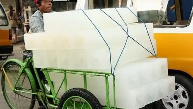 6 Potret Absurd Orang Jual Es Batu Ini Bikin Tepuk Jidat