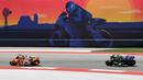 Marc Marquez, berusaha melaju dengan motor saat dikejar oleh pembalap Valentino Rossi saat bertarung pada MotoGP Amerika di Austin, Texas, (23/4). Valentino Rossi meraih Posisi kedua dan posisi ketiga ditempati Dani Pederosa. (AP Photo/Eric Gay)
