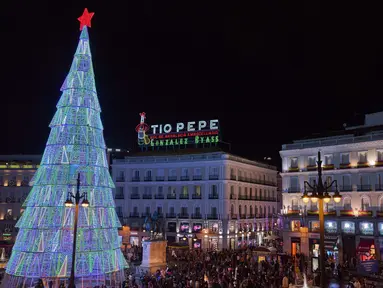 Orang-orang berjalan di sepanjang alun-alun Sol di pusat kota Madrid, Spanyol (8/12/2021). Perdana Menteri Spanyol mendesak warga untuk "tetap berhati-hati" tentang COVID-19 selama liburan perayaan Natal karena salah satu rumah sakit Spanyol diduga menginfeksi 68 orang. (AP Photo/Manu Fernandez)