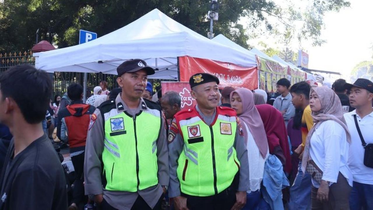 Polres Wonosobo Tanggap Padamkan Kebakaran Minibus Peziarah, Puluhan Penumpang Selamat