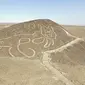 Sketsa kucing raksasa berusia ribuan tahun di sebuah lereng di Nazca, Peru. (PERUVIAN MINISTRY OF CULTURE / AFP)