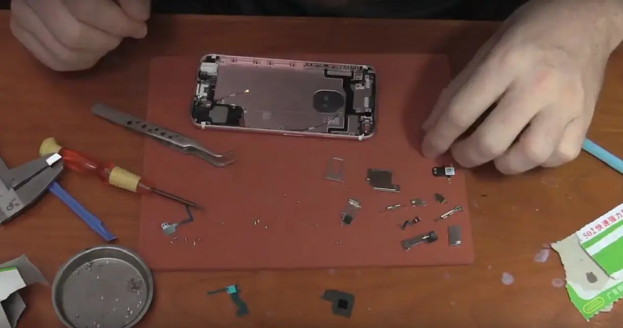 Proses perakitan iPhone 6s (Sumber: YouTube/ Strange Parts)