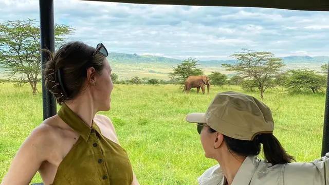 Momen Liburan Raline Shah di Serengeti National Park, Tanzania, Australia.