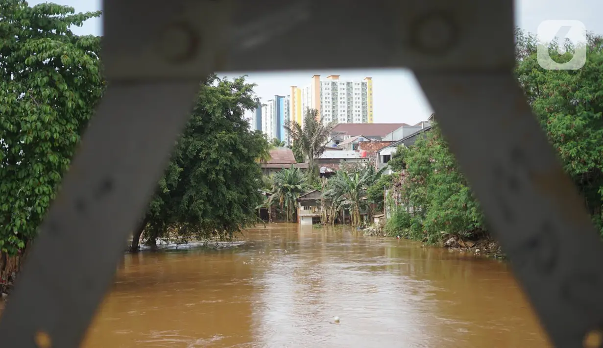 Sungai Ciliwung meluap saat banjir merendam kawasan Rawajati, Jakarta Selatan, Sabtu (8/2/2020). Hujan yang terjadi semalaman menyebabkan Sungai Ciliwung kembali meluap hingga membuat rumah warga di kawasan tersebut terendam air setinggi 50 cm hingga 1 m. (Liputan6.com/Immanuel Antonius)
