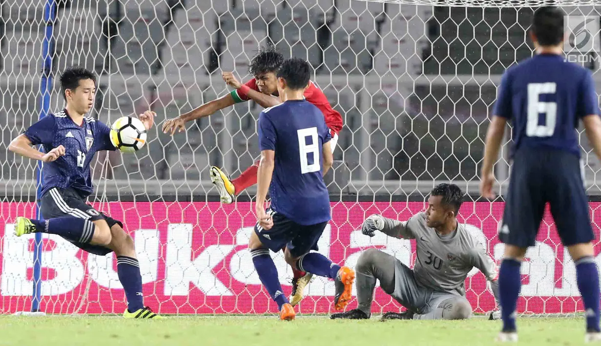 Dua pesepak bola Jepang U-19 berusaha menghalau pesepak bola Timnas Indonesia U-19 pada laga uji coba babak kedua di Stadion Utama GBK, Jakarta, Minggu (25/3). Timnas Indonesia menelan kekalahan 1-4 dari Jepang U-19. (Liputan6.com/Angga Yuniar)