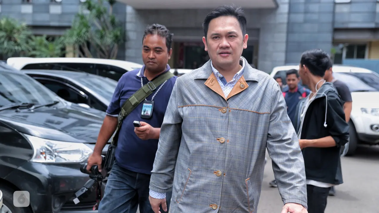 [Bintang] Banyak Pengacara Pamer Kekayaan, Ini Saran Farhat Abbas