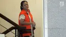 Orang kepercayaan Bowo Sidik Pangarso, Indung menuju ruangan pemeriksaan di Gedung KPK, Jakarta, Selasa (23/4). Karyawan PT Inersia tersebut diperiksa sebagai tersangka terkait kasus dugaan suap PT Humpuss Transportasi Kimia dalam pengiriman pupuk. (merdeka.com/Dwi Narwoko)