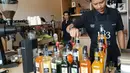 Barista membuat minuman saat pembukaan Beverage & Equipment House Bali PT Sukanda Djaya di Bali, Rabu (6/12). Kegiatan tersebut untuk menumbuhkan para barista yang berkualitas. (Liputan6.com/Eko)