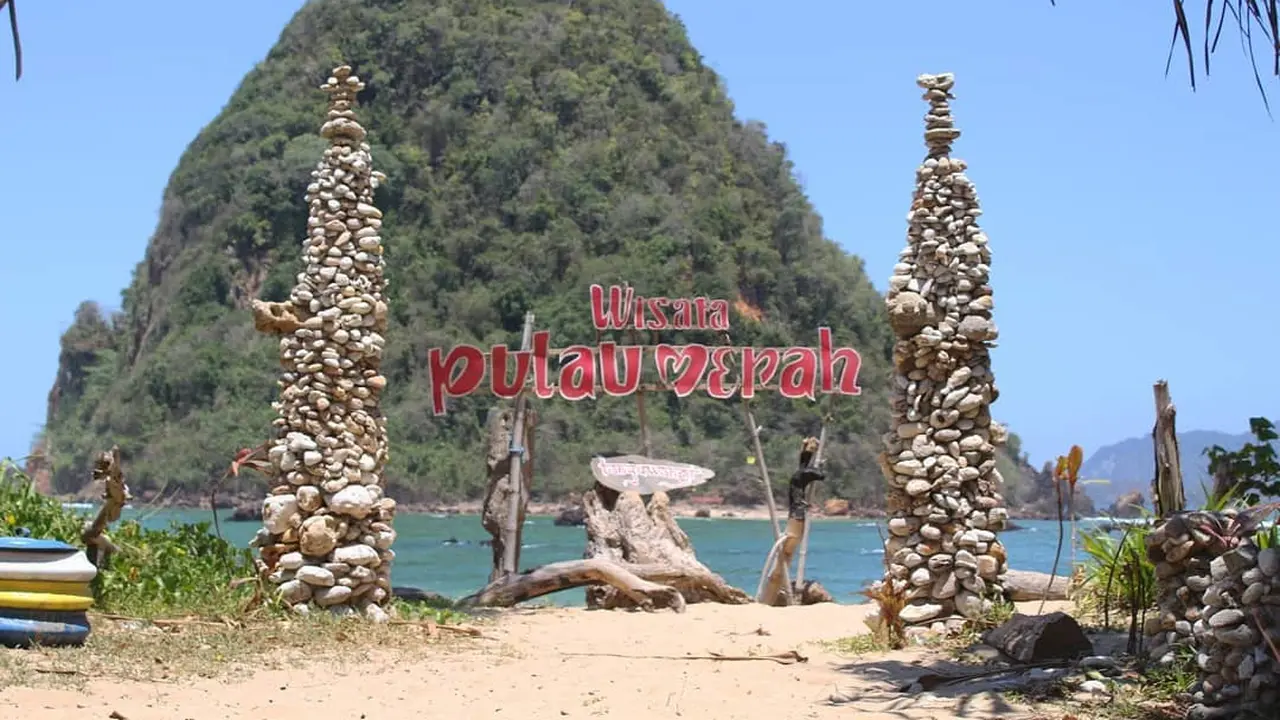 Pantai Pulau Merah