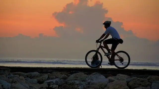 Bersepeda. (foto: Pinterest/YouPic).