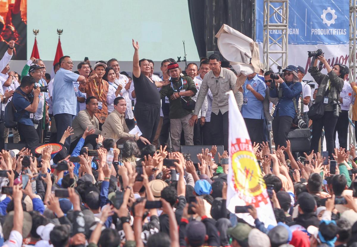FOTO: Aksi Prabowo Lepas Baju  dan Membagikannya di Hadapan Buruh pada May Day 2026 di Monas