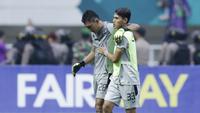 Kiper Persita Tangerang, Yogi Triyana, tampak sedih usai ditaklukkan Kalteng Putra pada laga Liga 2 di Stadion Pakansari, Jawa Barat, Selasa (4/12). Kalteng menang 2-0 atas Persita. (Bola.com/M. Iqbal Ichsan)