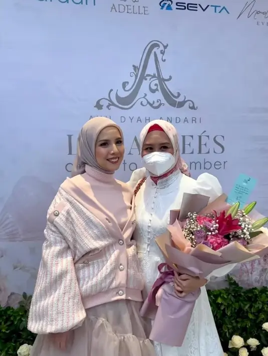 Tya memadukan turtleneck top dengan tweed blazer dan tutu skirt warna pink yang senada. (Instagram/tya_ariestya).