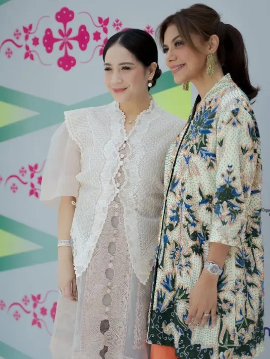 Penampilan Gigi pun menarik perhatian warganet.  Melansir instagram @fanpage_nagitaslavina, Gigi mengenakan Aksara Dress seharga Rp7,3 juta dan Aksara Kebaya Vest senilai Rp3,4 juta.  [Instagram/raffinagita1717]