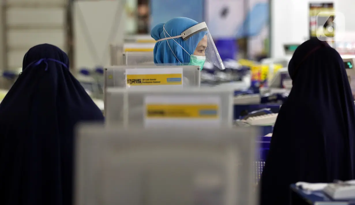Petugas kasir melayani konsumen di salah satu pusat perbelanjaan, Jakarta, Senin (1/6/2020). Di masa New Normal penerapan protokol kesehatan serta aturan yang harus dipatuhi oleh Pembeli dan Pengelola. (Liputan6.com/Johan Tallo)