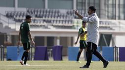 Pelatih Timnas Indonesia U-23, Indra Sjafri, memberikan arahan saat latihan di Lapangan G, Senayan, Rabu (6/11). Jelang SEA Games 2019, Timnas Indonesia U-23 terus pertajam transisi pemain. (Bola.com/Yoppy Renato)