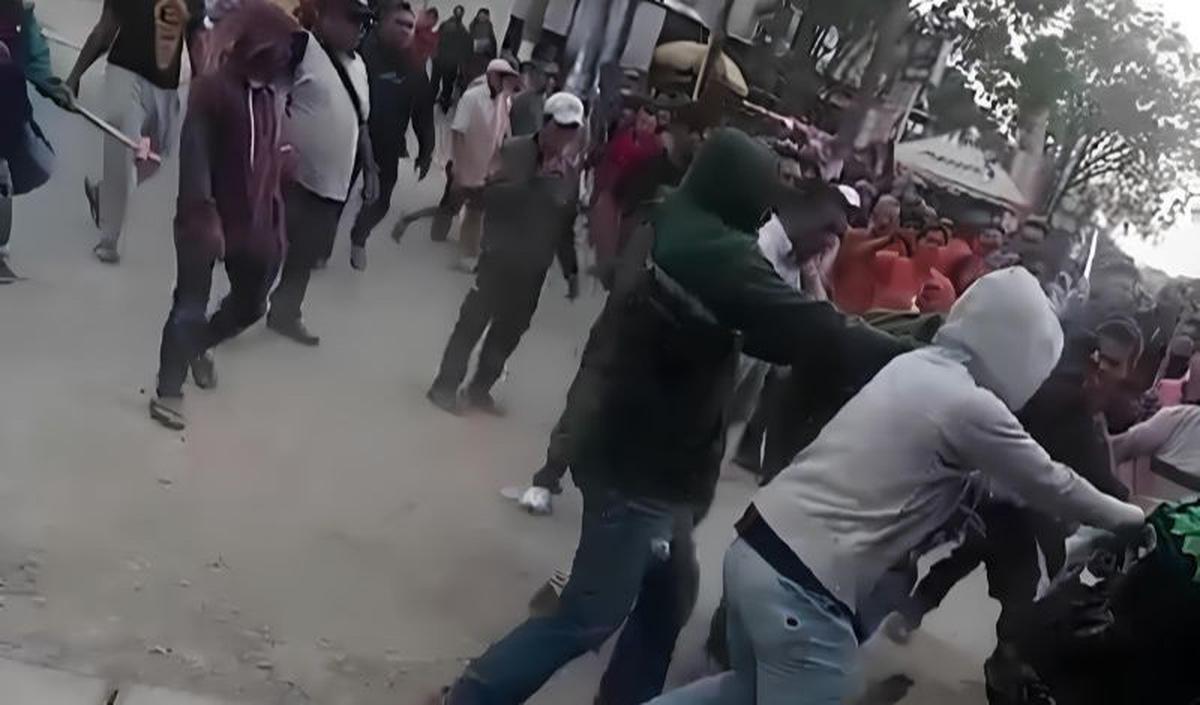 Sementara pedagang lain Fikri mengaku, ada beberapa pedagang yang diculik dan disekap diduga para preman tersebut. Korban luka-luka sekitar 10 pedagang dan kios/los yang rusak ada puluhan.<br>