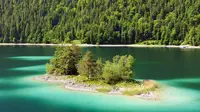 Danau Eibsee terletak di bawah Zugspitze, puncak tertinggi Pegunungan Alpen, Jerman. (DW)