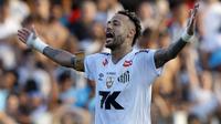 Penyerang Santos #10 Neymar merayakan akhir pertandingan Brasileirao Serie A antara Santos dan Cruzeiro di Stadion Urbano Caldeira di Santos, negara bagian Sao Paulo, Brasil, pada 7 Desember 2025. (Miguel Schincariol/AFP)