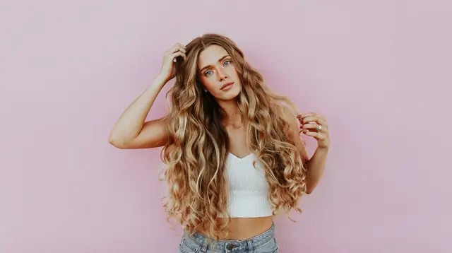 Cara Mengeritingkan Rambut dengan Catokan dan Tanpa Alat Panas agar Hasil Tahan Lama