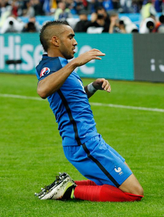 Gelandang Prancis, Dimitri Payet melakukan selebrasi usai mencetak gol kegawang Islandia pada perempat final Piala Eropa di Stade Velodrome, Perancis, (3/7). Prancis akan bertemu Jerman pada semifinal Euro 2016. (REUTERS/John Sibley) 