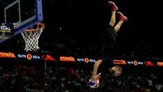 Anggota Crazy Dunkers beraksi saat jeda laga persahabatan antara Spanyol dan Lithuania sebagai persiapan jelang Olimpiade Rio 2016 di Malaga, Spanyol, (21/7/2016). (Reuters/Jon Nazca)