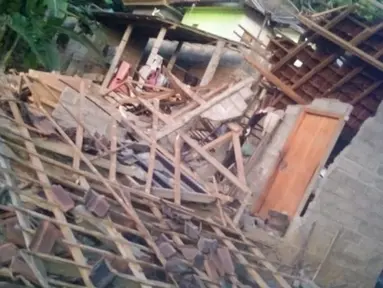 Rumah-rumah yang runtuh setelah gempa magnitudo 4,8 terjadi di Karangasem, Bali, Sabtu (16/10/2021). Guncangan gempa menyebabkan kerusakan bangunan dan tiga orang warga meninggal di wilayah Kabupaten Karangasem dan Bangli, Bali. (Handout / BALI BPBD / AFP)