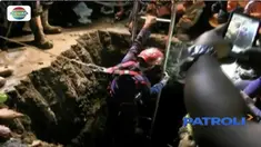 Tim SAR gabungan akhirnya dapat mengeluarkan jenazah pekerja yang tertimbun tanah galian di proyek saluran air kawasan Penjaringan, Jakarta Utara.