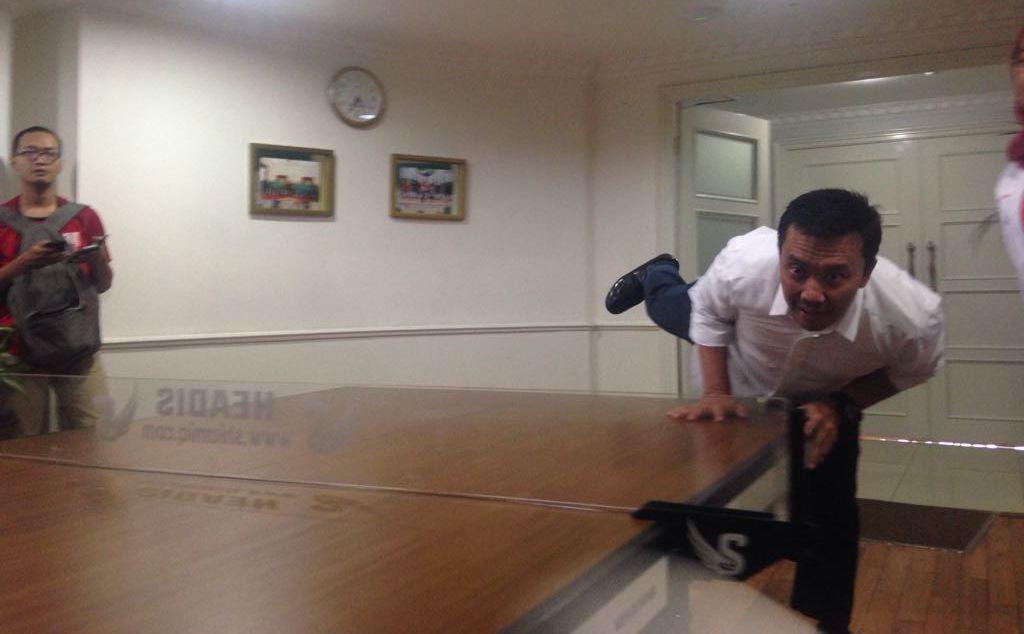 Menteri Pemuda dan Olahraga Republik Indonesia, Imam Nahrawi, memperkenalkan olahraga headis di Kantor Kemenpora, Selasa (5/12/2017). (Bola.com/Benediktus Gerendo Pradigdo)