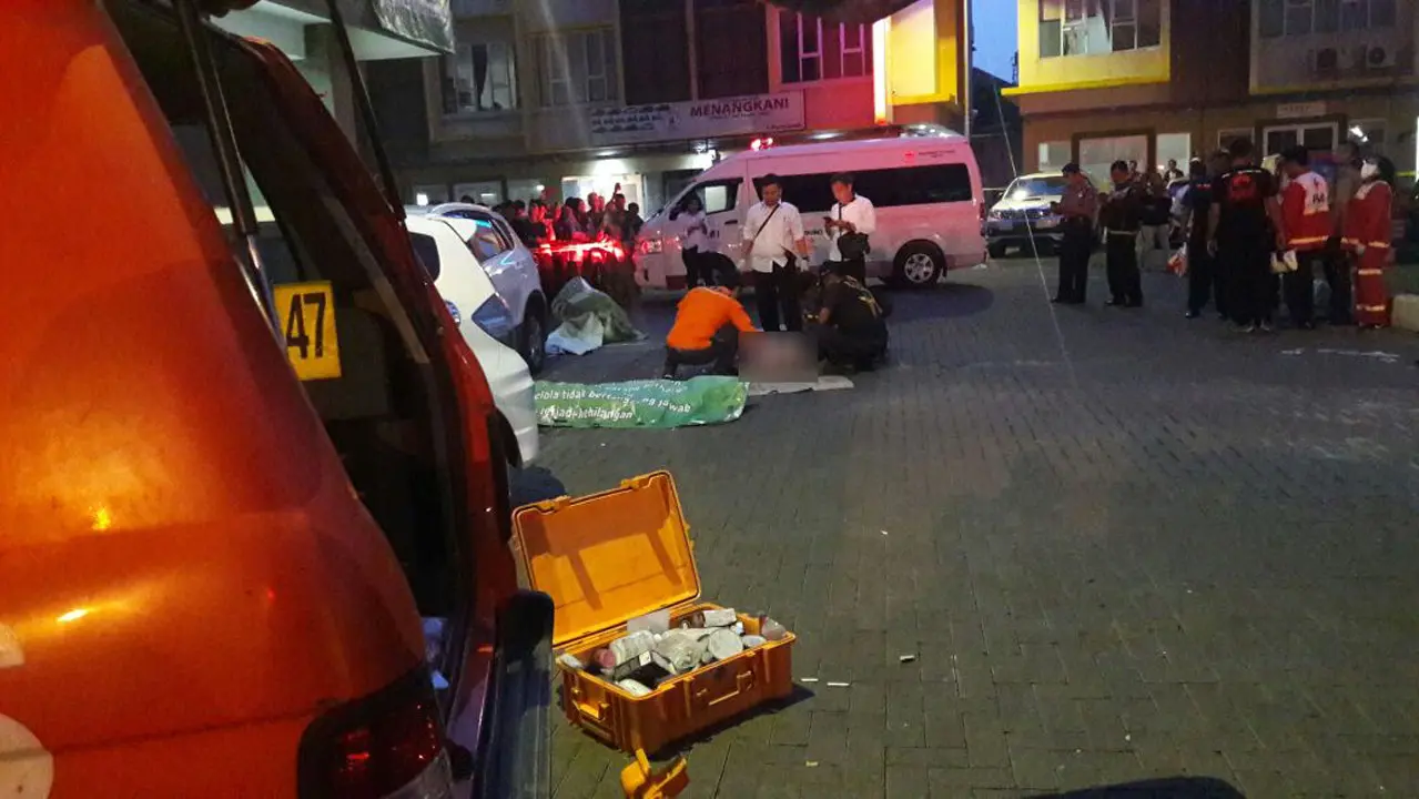  Dua perempuan tewas setelah nekat melompat dari lantai tujuh Apartemen Gateway, Cicadas, Kota Bandung, Jawa Barat. (Liputan6.com/Aditya Prakasa)
