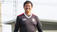 Pelatih kepala Timnas Indonesia U-22, Indra Sjafri saat sesi latihan di Visakha Training Center, Phnom Penh, Kamboja, Sabtu (6/5/2023) jelang menghadapi Timor Leste pada laga ketiga Grup A SEA Games 2023, Minggu, 7 Mei 2023. (Bola.com/Abdul Aziz)