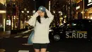 Gaya yang terlihat sederhana lainnya dari Azizah Salsha. Ia berjalan-jalan di malam hari mengenakan sweater abu-abu, dipadu celana pendek berwarna hitam. Ia memadukan gayanya dengan denim bag dari Chanel dan topi denim dari Celine, serta sneakers putih.  [Foto: Instagram/azizahsalsha_]