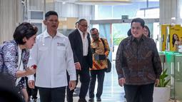 Menpora RI, Erick Thohir, Ketua Komite Olimpiade Indonesia (KOI), Raja Sapta Oktohari berjalan bersama menuju ruang media setelah melakukan pertemuan membahas SEA Games 2027 di Kantor Kemenpora RI, Senayan, Jakarta Pusat, Jumat (20/02/2026). (Bola.com/Nur Iman Ali)