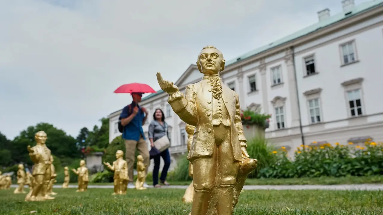 Patung Mozart Mini Karya Ottmar Horl (AP/Matthias Schrader, File)
