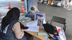 Petugas melayani warga yang mendaftar untuk pembelian bahan bakar minyak (BBM) jenis Pertalite dan Solar subsidi untuk kendaraan roda empat di SPBU Pertamina 31.124.02 di kawasan Fatmawati, Jakarta, Rabu (27/7/2022). PT Pertamina (Persero) mencatat konsumen yang mendaftarkan kendaraannya sebagai pengguna BBM jenis Pertalite dan Solar subsidi terus meningkat hingga mencapai 220 ribu kendaraan. (merdeka.com/Arie Basuki)