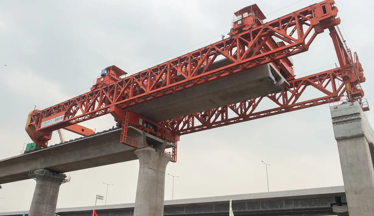 Foto pada 2 September 2020 menunjukkan lokasi pekerjaan pemasangan gelagar kotak (box girder) jalur Kereta Cepat Jakarta-Bandung (KCJB). Pemasangan gelagar sedang berlangsung di ketiga balok yard di sepanjang jalur Kereta Cepat Jakarta-Bandung dalam tiga hari terakhir. (Xinhua/Du Yu)
