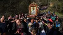 Jemaat Kristen Ortodoks membawa simbol Perawan Maria selama prosesi keagamaan tahunan di Biara Bachkovo, Bulgaria (9/4). Prosesi keagamaan yang diadakan tiap tahun ini dilaksanakan pada hari kedua Paskah Ortodoks. (AFP Photo/Nikolay Doychinov)