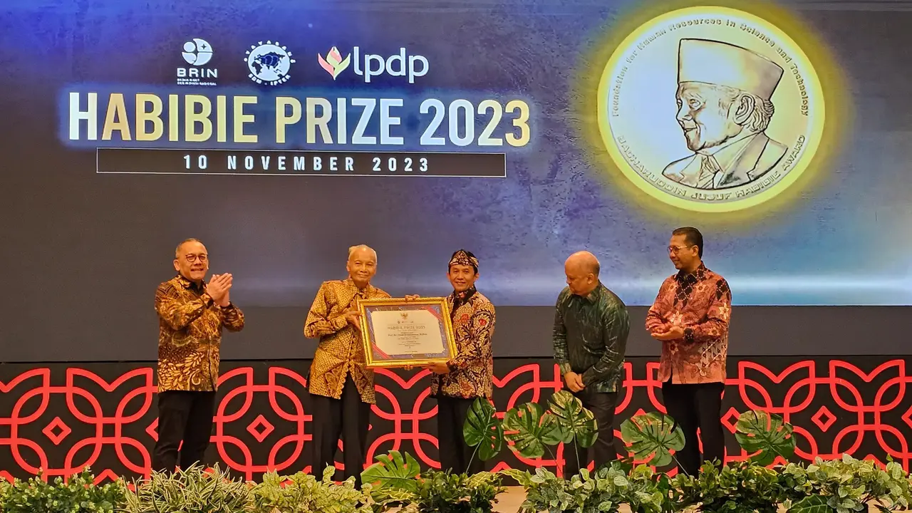 Guru Besar Bidang Filologi pada Fakultas Adab dan Humaniora, Universitas Islam Negeri (UIN) Syarif Hidayatullah Jakarta Oman Fathurahman meraih Habibie Prize 2023.