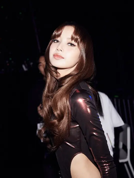<p>Dalam balutan busana berwarna merah metalik, Lisa membuka penampilan pertamanya dengan lagu &ldquo;Lalisa&rdquo; diiringi oleh back dancer. (Foto: Instagram/ lalalalisa_m)</p>
