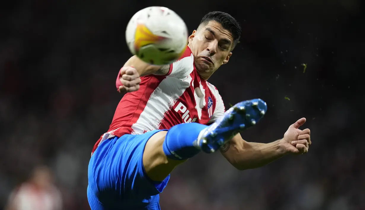 Luis Suarez. Pemain asal uruguay ini dilepas ke Atletico Madrid di awal kedatangan Ronald Koeman pada 2020/2021. Padahal ia merupakan striker tajam dengan catatan 195 gol selama 6 musim memperkuat Blaugrana. Atletico Madrid justru menjuarai Laliga usai kedatangannya. (AP/Manu Fernandez)