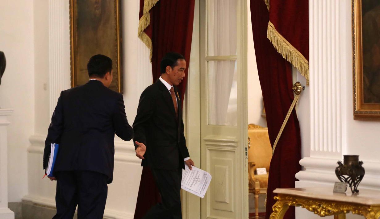 Presiden Jokowi dan Menteri Pemuda dan Olahraga Imam Nachrowi bertemu delegasi FIFA-AF di Istana Negara, Jakarta, Senin (2/11/2015). Agenda  pertemuan ini membahas tentang solusi sepakbola Indonesia. (Bola.com / Nicklas Hanoatubun)