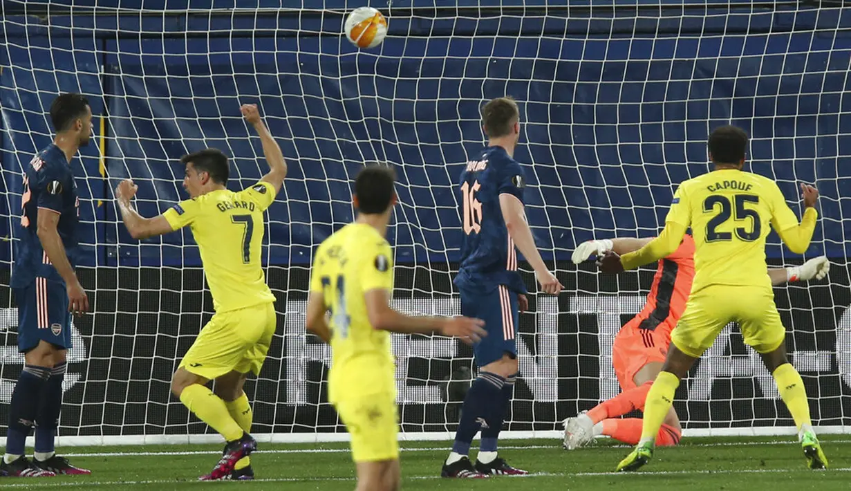 Pemain Villareal Raul Albiol (tidak terlihat) mencetak gol ke gawang Arsenal pada pertandingan leg pertama semifinal Liga Europa di Stadion Estadio de la Ceramica, Villarreal, Spanyol, Kamis (29/4/2021). Villareal menang 2-1. (AP Photo/Alberto Saiz)