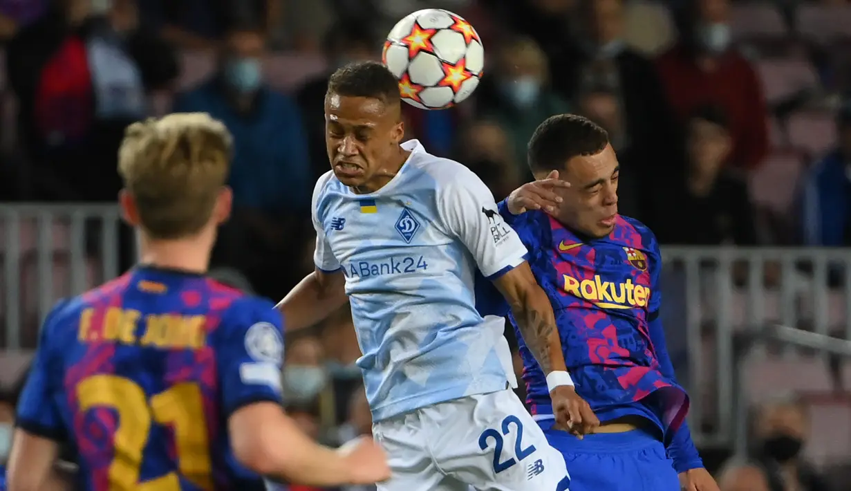 Dynamo Kiev yang lebih mengandalkan serangan balik pun beberapa kali memiliki peluang mencetak gol di babak kedua. Namun upaya Vitinho (tengah) dan kawan-kawan belum membahayakan gawang Barcelona. (AFP/Lluis Gene)