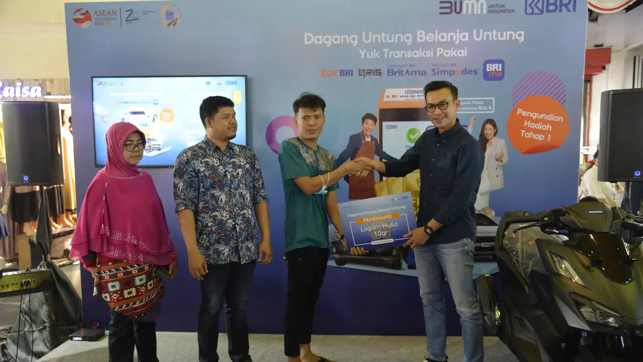 BRI menyelenggarakan Program Dagang Untung Belanja Untung (DUBU) khusus untuk pedagang dan pengunjung Pasar Tanah Abang Blok B.