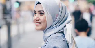 Herfiza Novianti, istri Ricky Harun yang semakin hari semakin cantik dengan balutan hijabnya. Mama muda yang satu ini sangat piawai memadu padankan busana dan hijab yang dipakainya sehari-hari. (Instagram/herfiza)