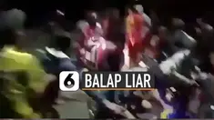 Seorang ibu-ibu bermotor matic jatuh menabrak kumpulan pemuda yang menutup jalan.