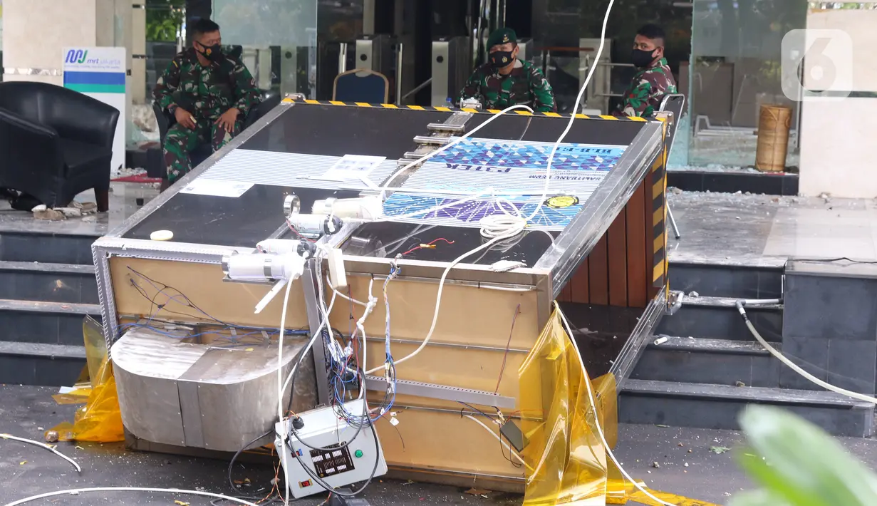 Kondisi gedung Kementerian Energi dan Sumber Daya Mineral (ESDM) di Jalan Medan Merdeka, Jakarta, Jumat (9/10/2020). Terjadi aksi perusakan dan penjarahan di gedung Kementerian ESDM saat unjuk rasa penolakan Undang-Undang (UU) Cipta Kerja, Kamis 8 Oktober 2020. (Liputan6.com/Angga Yuniar)