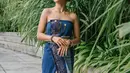 Tampil dalam pemotretan busana khas Bali, sosok Naomi Zaskia banyak menuai pujian. Tampil anggun dan menawan, gayanya pun terlihat luwes mengenakan busana bernuansa biru tersebut. (Liputan6.com/IG/@dylancarr8)