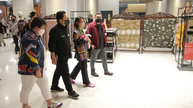Momen Menteri BUMN Erick Thohir jalan-jalan di kawasan Sarinah