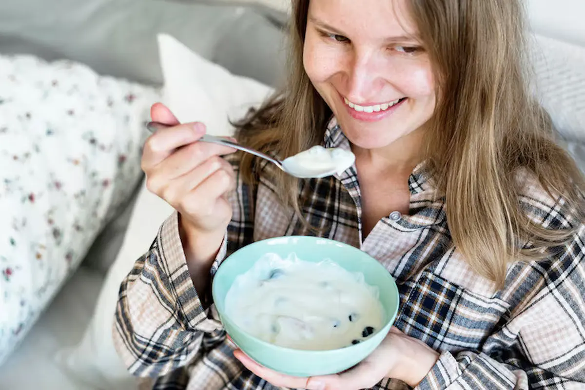 Ilustrasi perempuan makan yogurt/freepik.com/rawpixel.com